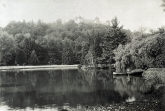 Szlovákia, Gács, parkrészlet tóval, fenn a várkastély (ekkor Wenckheim Ferenc tulajdona). A felvétel 1898 után készült. A kép forrását kérjük így adja meg: Fortepan / Budapest Főváros Levéltára. Levéltári jelzet: HU.BFL.XV.19.d.1.12.094, 1900, Budapest Főváros Levéltára / Klösz György fényképei, Klösz György, tó, barokk-stílus, palota, várkastély, Andreas Mayerhoffer-terv, Fortepan #83399