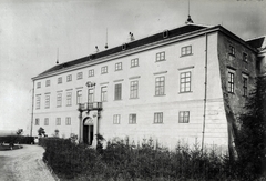 Szlovákia, Nyitra, Püspöki palota elölnézete. A felvétel 1895-1899 között készült. A kép forrását kérjük így adja meg: Fortepan / Budapest Főváros Levéltára. Levéltári jelzet: HU.BFL.XV.19.d.1.12.106, 1900, Budapest Főváros Levéltára / Klösz György fényképei, Klösz György, püspöki palota, Fortepan #83411