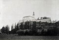 Szlovákia, Nyitra, a Várdomb, fenn a vár. Előtérben Bende Imre püspök palotája, mögötte a Vártemplom tornya. A felvétel 1895-1899 között készült. A kép forrását kérjük így adja meg: Fortepan / Budapest Főváros Levéltára. Levéltári jelzet: HU.BFL.XV.19.d.1.12.107, 1900, Budapest Főváros Levéltára / Klösz György fényképei, Klösz György, püspöki palota, Fortepan #83412