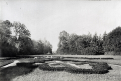 Szlovákia, Tavarnok, báró Stummer Ágoston kastélyának parkja. A felvétel 1895-1899 között készült. A kép forrását kérjük így adja meg: Fortepan / Budapest Főváros Levéltára. Levéltári jelzet: HU.BFL.XV.19.d.1.12.113, 1900, Budapest Főváros Levéltára / Klösz György fényképei, Klösz György, virágágyás, Fortepan #83418