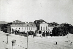 Szlovákia, Pozsony, Grassalkovich-kastély (később Elnöki Palota), ekkor Habsburg–Tescheni Frigyes főherceg kastélya. A felvétel 1895-1899 között készült. A kép forrását kérjük így adja meg: Fortepan / Budapest Főváros Levéltára. Levéltári jelzet: HU.BFL.XV.19.d.1.12.114, 1900, Budapest Főváros Levéltára / Klösz György fényképei, Klösz György, kastély, hirdetőoszlop, palota, Andreas Mayerhoffer-terv, Fortepan #83419