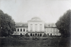 Szlovákia, Pozsony, Grassalkovich-kastély (később Elnöki Palota), ekkor Habsburg–Tescheni Frigyes főherceg kastélya. A felvétel 1895-1899 között készült. A kép forrását kérjük így adja meg: Fortepan / Budapest Főváros Levéltára. Levéltári jelzet: HU.BFL.XV.19.d.1.12.115, 1900, Budapest Főváros Levéltára / Klösz György fényképei, Klösz György, kastély, palota, Andreas Mayerhoffer-terv, Fortepan #83420