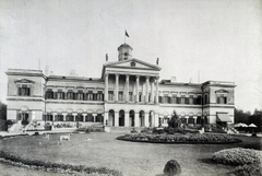 Szerbia, Beodra, a Karácsonyi-kastély főhomlokzata. A felvétel 1895-1899 között készült. A kép forrását kérjük így adja meg: Fortepan / Budapest Főváros Levéltára. Levéltári jelzet: HU.BFL.XV.19.d.1.12.143, 1900, Budapest Főváros Levéltára / Klösz György fényképei, Klösz György, kastély, Fortepan #83447