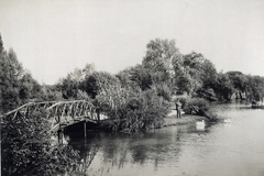 Magyarország, Nádasdladány, a Nádasdy-kastély parkja. A felvétel 1895-1899 között készült. A kép forrását kérjük így adja meg: Fortepan / Budapest Főváros Levéltára. Levéltári jelzet: HU.BFL.XV.19.d.1.13.039, 1900, Budapest Főváros Levéltára / Klösz György fényképei, Klösz György, híd, hattyú, tó, park, csónak, fahíd, vízesés, Fortepan #83550