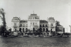 Hungary, Tóalmás, Beretvás Endre kastélya (Andrássy-kastély), a park felől nézve. A felvétel 1895-1899 között készült. A kép forrását kérjük így adja meg: Fortepan / Budapest Főváros Levéltára. Levéltári jelzet: HU.BFL.XV.19.d.1.13.054, 1900, Budapest Főváros Levéltára / Klösz György fényképei, Klösz György, flower bed, castle, Fortepan #83565