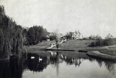 Hungary, Mozsgó, a Biedermann-kastély és parkja. A felvétel 1895-1899 között készült. A kép forrását kérjük így adja meg: Fortepan / Budapest Főváros Levéltára. Levéltári jelzet: HU.BFL.XV.19.d.1.13.061, 1900, Budapest Főváros Levéltára / Klösz György fényképei, Klösz György, castle, swan, shore, Fortepan #83572