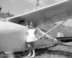 Hungary, Hármashatárhegy Airport, Budapest II., Rubik R-08 Pilis típusú vitorlázó repülőgép., 1955, Fortepan, portrait, transport, Hungarian brand, flying, airplane, airport, kid, sailplane, Budapest, Fortepan #8358