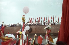 Magyarország, Budapest XIV., Ötvenhatosok tere (Felvonulási tér), május 1-i felvonulás, dísztribün., 1986, Ebner, híres ember, színes, zászló, szocializmus, politikai dekoráció, léggömb, május 1, tribün, címer, Budapest, Fortepan #83603