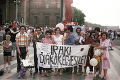 Magyarország, Budapest XIV., Hősök tere, háttérben a Műcsarnok, május 1-i ünnepség., 1986, Ebner, színes, babakocsi, csoportkép, léggömb, május 1, transzparens, Budapest, arab írás, Fortepan #83604