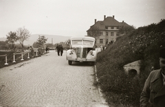 Slovakia, Trenč, Rárós, a határvadász őrs laktanyája., 1939, Ebner, bus, border crossing, border patrol, Fortepan #83635