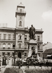 Szlovákia, Komárom, Klapka György tér, a Városháza előtt Klapka György szobra (Rónai József, 1896.)., 1939, Ebner, szobor, neoreneszánsz, középület, Klapka György-ábrázolás, Róna József-terv, Gerstenberger Ágost-terv, Arvé Károly-terv, Fortepan #83648