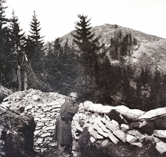 Romania,Transylvania, Sânmartin, Úz-völgy, Magyarós tető a település közelében., 1917, Ebner, First World War, soldier, pine forest, hillside, sandbag, stone wall, rampart, Fortepan #83667