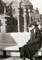 Hungary, Halászbástya, Budapest I., háttérben Szent István szobra és a Mátyás-templom., 1924, Ebner, fashion, hat, church, gloves, lady, coat, horse sculpture, Saint Stephen I-portrayal, Budapest, Fortepan #83678