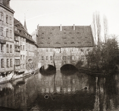 Németország, Nürnberg, Pegnitz-folyó a Múzeum-hídról a Schütt sziget felé nézve., 1939, Ebner, folyó, felirat, építészet, gyógyszertár, épület, sziget, Fortepan #83684