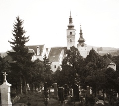 Szlovákia, Besztercebánya, Námestie Štefana Moyzesa (egykor Mátyás tér), katolikus temető. Háttérben a Szűz Mária Mennybevitele templom és a Mátyás-ház a várban., 1929, Ebner, Csehszlovákia, templom, temető, Fortepan #83688