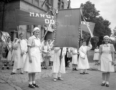 Hungary, Óbuda, Budapest III., Bécsi út, a Margit kórház felvonuló dolgozói, a kórház főépülete előtt., 1948, Fortepan, doctor, march, nurse, Budapest, flag, Fortepan #8369