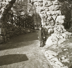 Hungary, Budapest II., Látó-hegy / Gugger-hegy az Árpád kilátónál., 1931, Ebner, gate, lookout, rock, kid, Budapest, Fortepan #83703