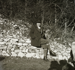 Hungary, Budapest II., Látó-hegy / Gugger-hegy az Árpád kilátó környékén., 1931, Ebner, portrait, hat, man, breech, tourist, Budapest, knee socks, leg over leg, Fortepan #83704