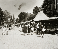 Magyarország, Budapest XII., búcsú a Diana utcában a Költő utca felől nézve., 1932, Ebner, reklám, kalap, piac, utcakép, életkép, sokadalom, taxiállomás, Shell-márka, Budapest, Fortepan #83723