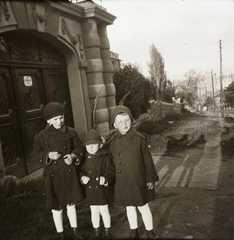 Magyarország, Budapest XII., Istenhegyi út - Tóth Lőrinc utca sarkán álló ház garázsbejárója., 1932, Ebner, csoportkép, utcakép, gyerekek, Budapest, Fortepan #83724