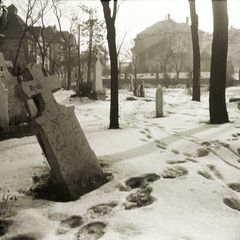 Magyarország, Budapest XII., Tabáni temető az Alkotás utca - Csörsz utca - Avar utca - Hegyalja út (Csend utca) határolta területen. Szemben a Szittya utca - Hegyalja út (Csend utca) találkozásánál a 44. számú ház., 1933, Ebner, tél, hó, temető, Budapest, sírkő, Fortepan #83728