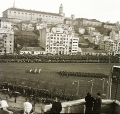 Magyarország, Budapest XII.,Budapest I., előtérben a Krisztina körút, szemben az Attila út házai. Horthy Miklós 15 éves kormányzói jubileuma alkalmából tartott ünnepség a Vérmezőn., 1935, Ebner, zászló, ünnepség, felvonulás, automobil, Budapest, néző, Fortepan #83733