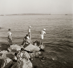 Franciaország, Cannes, a távolban bal szélen a Croisette-fok és a Kaszinó épülete, középen az Île Sainte-Marguerite, rajta az erőd., 1934, Ebner, horgászat, látkép, szikla, tengerpart, sziklán ülni, Fortepan #83743