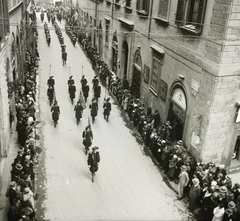 Olaszország, Firenze, a Via dei Rondinelli a Piazza degli Antinori felől nézve, jobbra a Via degli Agli., 1934, Ebner, zászló, felvonulás, díszmenet, Fortepan #83746