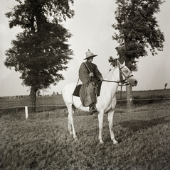 Magyarország, Hortobágy, 1935, Ebner, ló, népviselet, lovaglás, ostor, csikós, gatya, Fortepan #83755