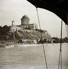 Magyarország, Esztergom, Bazilika a Dunáról nézve, előtérben balra az Özicseli Hadzsi Ibrahim-dzsámi a minarettel., 1935, Ebner, vallás, építészet, Bazilika, látkép, klasszicizmus, kupola, Duna-part, Fortepan #83761