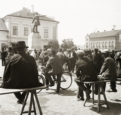 Magyarország, Orosháza, Szabadság tér, Kossuth-szobor (Horvay János, 1904.). Háttérben balra az Alföld Szálloda (lebontva), a jobbra látható épület ma a Polgármesteri Hivatal része. A szobor ma a Széchényi téren látható., 1935, Ebner, kerékpár, piac, szobor, sokadalom, Kossuth Lajos-ábrázolás, Fortepan #83770