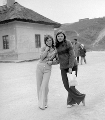 Hungary, Fertőrákos, a felvétel a Kőfejtő bejáratánál készült., 1970, Fortepan, portrait, tableau, women, flared trousers, Fortepan #8378