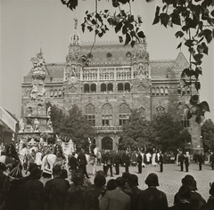 Hungary, Budapest I., Szentháromság tér, Szentháromság-szobor, mögötte a Pénzügyminisztérium. Szent István nap, Szent Jobb körmenet., 1936, Ebner, cop, procession, public building, Neo-Gothic-style, crown guards, Budapest, Sándor Fellner-design, Fortepan #83812