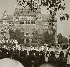 Magyarország, budai Vár, Budapest I., Szentháromság tér, Szentháromság-szobor, mögötte a Pénzügyminisztérium. Szent István nap, Szent Jobb körmenet., 1936, Ebner, rendőr, népviselet, középület, neogótika, Budapest, Fellner Sándor-terv, Fortepan #83813