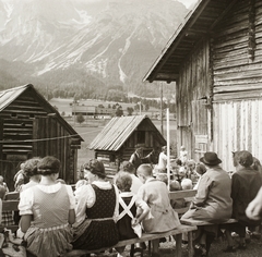 Ausztria, Ramsau am Dachstein, 1937, Ebner, hegy, népviselet, sokadalom, faház, Fortepan #83826