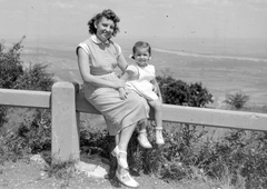 Hungary, Budapest II.,Budapest III., kilátás a Hármashatárhegyről a Duna felé., 1955, Fortepan, railing, picture, mother, Budapest, sitting on a handrail, Fortepan #8383