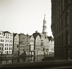 Németország, Hamburg, Nikolaifleet, a házak mögött a Szent Katalin-templom (Hauptkirche St. Katharinen) tornya látszik, jobbra a Laeiszhof. A felvétel a Trostbrücke-ről készült., 1937, Ebner, Fortepan #83833