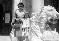 Hungary, Szeged, a Fogadalmi Templom oldalbejárata., 1950, Fortepan, church, sculpture, girl, shades, lion, mother, stone lion, sitting on a sculpture, Fortepan #8385