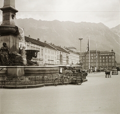 Ausztria, Innsbruck, Südtiroler Platz, Vereinigungsbrunnen (1940-ben lebontották)., 1939, Ebner, kerékpár, szökőkút, autóbusz, zászló, horogkereszt, automobil, zászlórúd, Atlasz-ábrázolás, Fortepan #83874