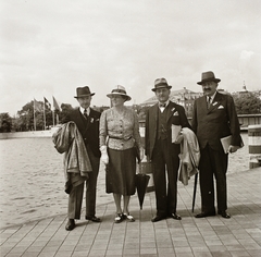 Svájc, Zürich, a Zürichi-tó partja, háttérben a Quaibrücke., 1939, Ebner, kalap, híd, tó, kabát a karon, Fortepan #83880