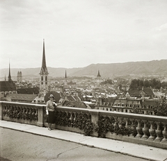 Svájc, Zürich, a város látképe a Svájci Műszaki Egyetem (ETH) központi épületének teraszáról. Előtérben a Predigerkirche, háttérben a Grossmünster (Nagykatedrális), a Fraumünster (Asszonyok katedrálisa) és a Szent Péter-templom., 1939, Ebner, Fortepan #83881