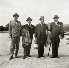 Svájc, Zürich, a Zürichi-tó partja, háttérben a Quaibrücke., 1939, Ebner, kalap, híd, tó, kabát a karon, Fortepan #83885