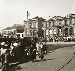 Svájc, Zürich, Bahnhofplatz, jobbra a Főpályaudvar., 1939, Ebner, teherautó, neoreneszánsz, lámpaoszlop, vasútállomás, Jakob Friedrich Wanner-terv, Fortepan #83889