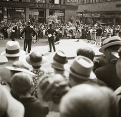 Svájc, Zürich, Bahnhofplatz., 1939, Ebner, Swissair légitársaság, csípőre tett kéz, Fortepan #83893