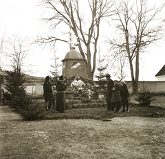 Románia,Erdély, Csíkszereda, Csíksomlyó (ekkor önálló), az országzászló a Kegytemplom előtti parkban., 1940, Ebner, emlékmű, kereszt_jelkép, jelkép, Fortepan #83898