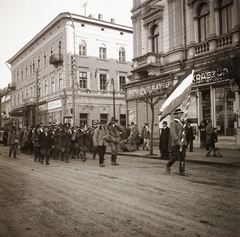 Románia,Erdély, Marosvásárhely, Rózsák tere (Piata Trandafirilor, ekkor Széchenyi tér), szemben a Bolyai utca., 1940, Ebner, zászló, felvonulás, Fortepan #83899