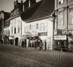 Magyarország, Budapest I., Batthyány tér 4., az egykori Fehér Kereszt fogadó., 1936, Ebner, cégtábla, utcakép, erkély, kockakő, kalapos, Budapest, Fortepan #83923