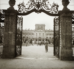 Magyarország, Fertőd, (Eszterháza), az OMGE tanulmányi társasága az Esterházy kastély díszudvarában., 1939, Ebner, kastély, kapu, palota, iparművészet, kovácsoltvas kapu, kovácsoltvas, rokokó stílus, Melchior Hefele-terv, Johann Ferdinand Mödlhammer-terv, Fortepan #83929