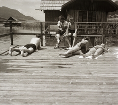 Ausztria, Techendorf, Weissensee., 1939, Ebner, strand, ölbe tett kéz, átvetett láb, Fortepan #83939