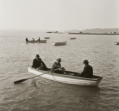 Magyarország, Balatonfüred, szemben az épülő kikötő, háttérben a Tihanyi-félsziget., 1938, Ebner, csónakázás, Fortepan #83941